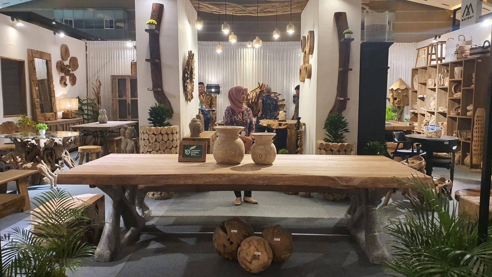 Teakrecycle-teakindonesiateakwood-sjpantiek-sjpfurniture-blora-centraljava--kayu-jati-manufacturer-furniture-from-indonesia-mirror-bar-table-craft-wooden-craft-old-wood-special-for-market-california-oman-UEA-UK-japan-europe-rustic-erosion