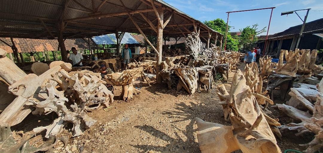 Teak-furniture-reclaimed-teak-chair-recycle-teak-from-indonesia-jepara-blora-sjp-antiek-saranajatiperkasa-old-furniture-bench-table-coffe-table-cabinet-cheap-price-high-quality