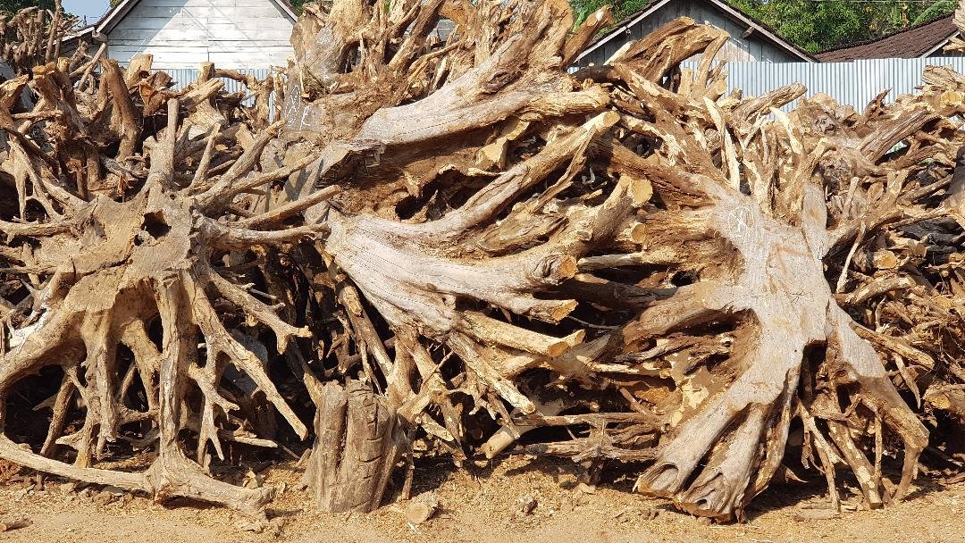 Teak-furniture-reclaimed-teak-chair-recycle-teak-from-indonesia-jepara-blora-sjp-antiek-saranajatiperkasa-old-furniture-bench-table-coffe-table-cabinet-cheap-price-high-quality-