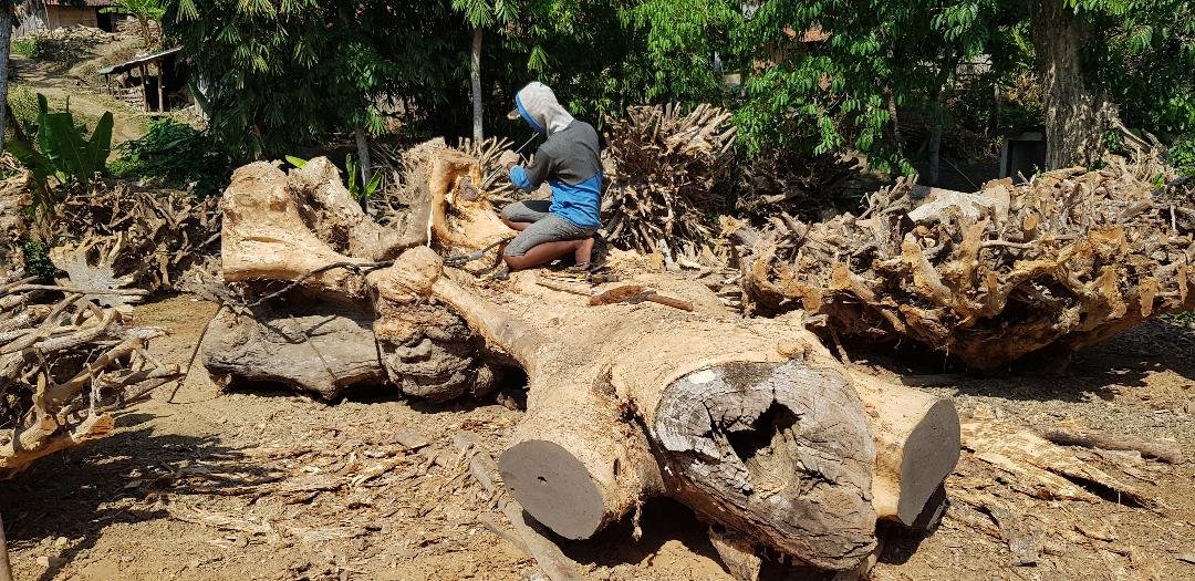 meuble-meubelen-teak-hout-dinning-table-wholesale-teak-root-kayu-jati-manufacturer-furniture-from-indonesia-mirror-bar-table-craft-wooden-craft-old-wood-special-for-market