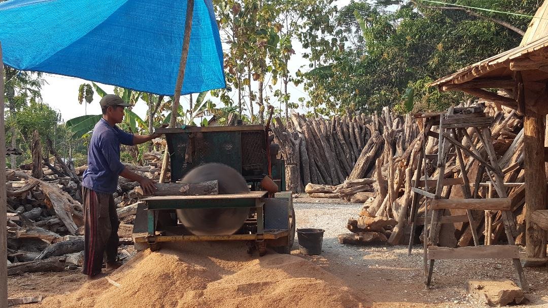 manufacturer-furniture-from-indonesia-mirror-bar-table-craft-wooden-craft-old-wood-special-for-market-california-oman-UEA-UK-japan-europe-rustic-erosion-wood-vintage-collections-fyp-kayu-jati